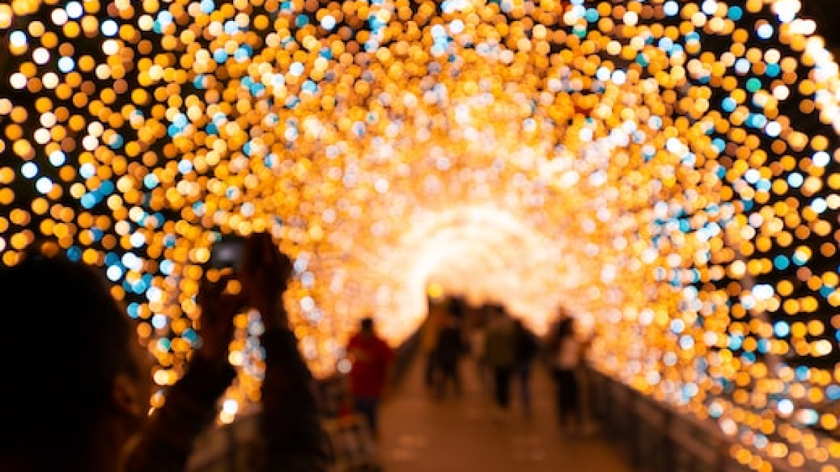 La Navidad en Vigo empieza en agosto: ¿Tiene sentido presumir de alumbrado cuando Europa se apaga?