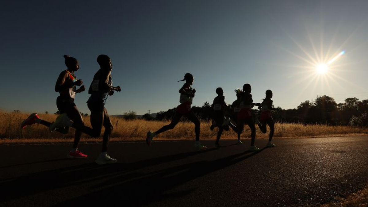 Barritas, geles y bebidas: cómo gestionar las calorías para no chocar contra el ‘muro del corredor’